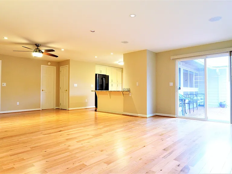 1814 Whitman Ct NE — Photo 3