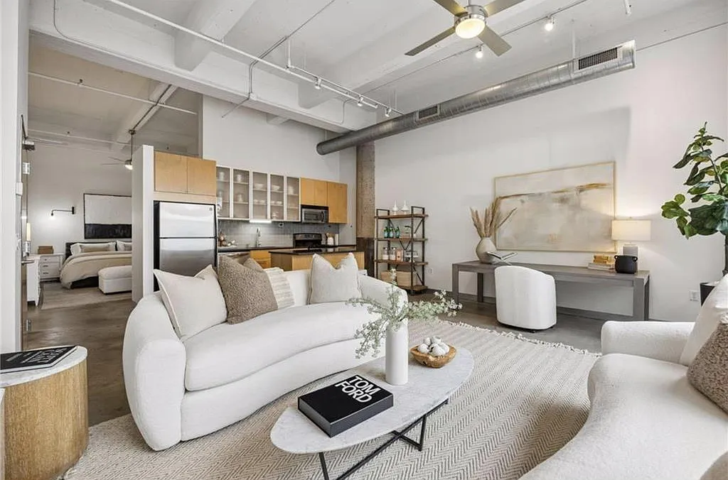 1 bed, 820 sqft, $2,100 — Photo 1