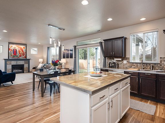 3rd image of 724 NW Green Forest Cir