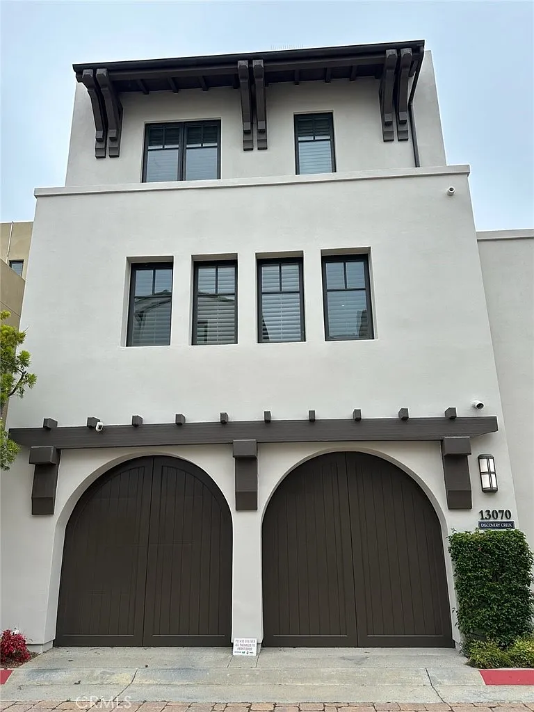 4 bed, 3.5 bath, 3830 sqft, $14,750 — Photo 2