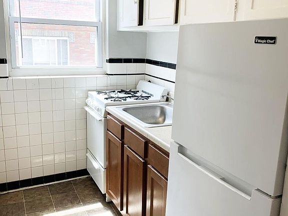 4th image of 950 Ludlow Ave APT 1