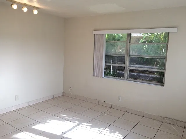 Large 3-1.5 Duplex with Central AC & washer/dryer hookups — Photo 3