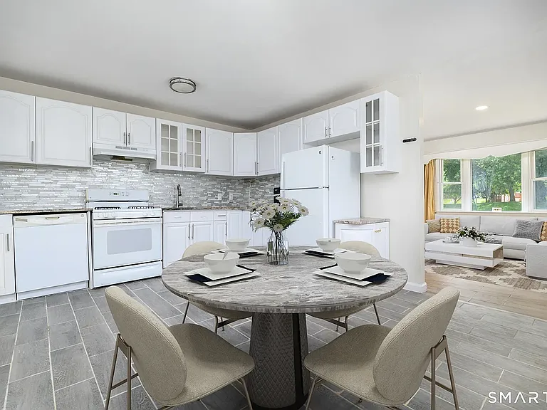 472 Anton St — Photo 3