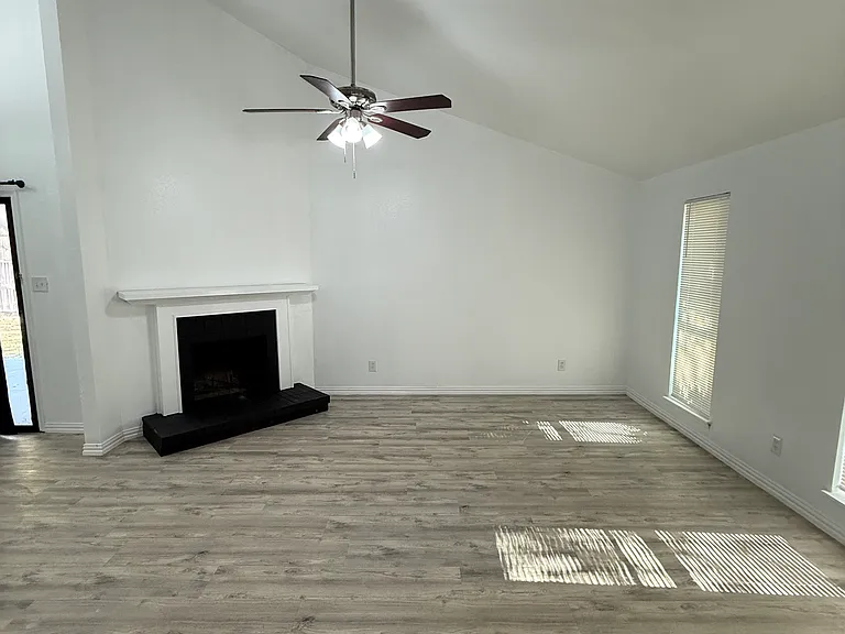 125 London Ln — Photo 2