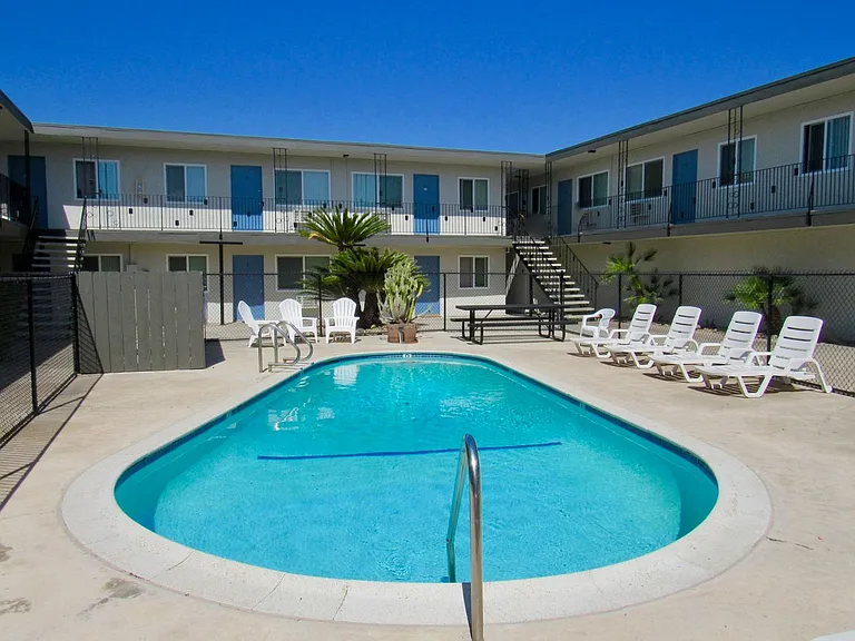 454 N Fig St — Photo 4