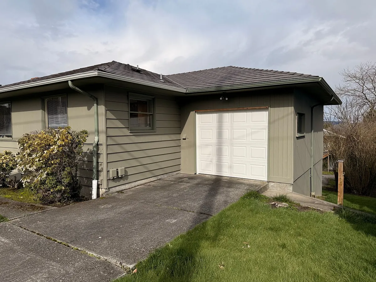 Building Photo - 1415 Lakeway Dr