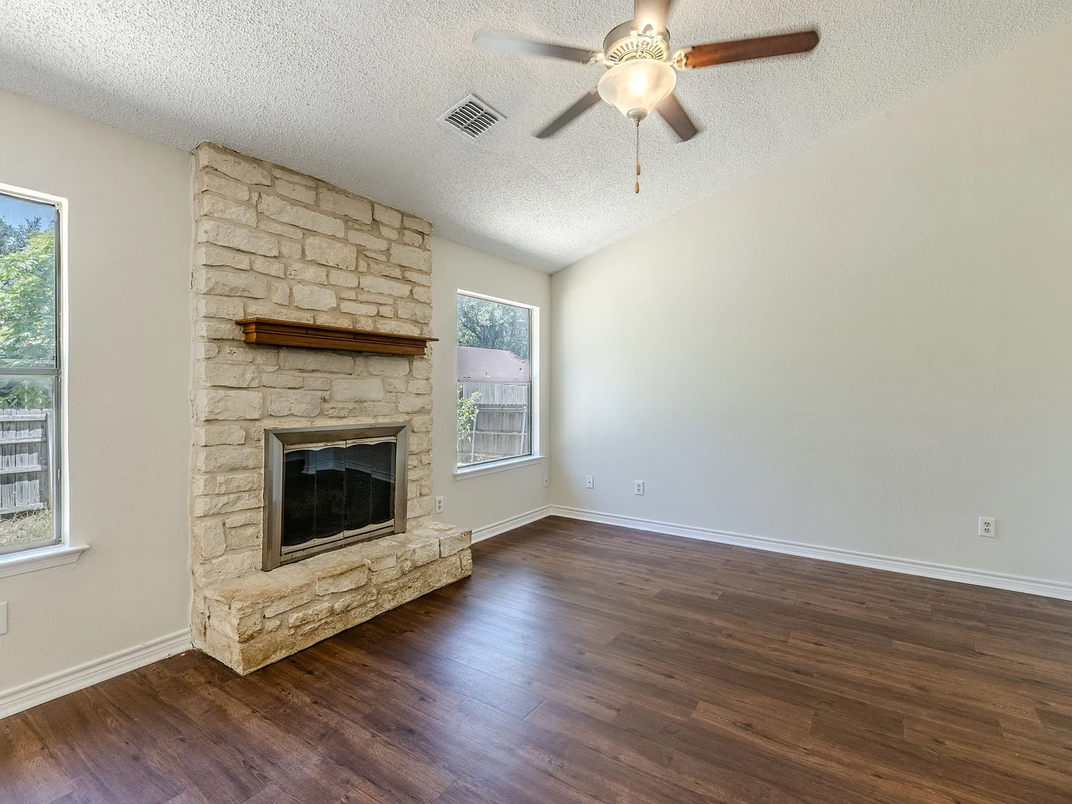 4 bed, 1364 sqft, $1,795 — Photo 3