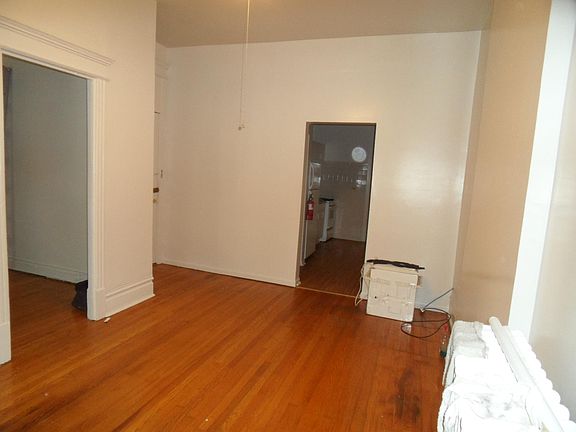 3rd image of 1469 W Cuyler Ave #7C