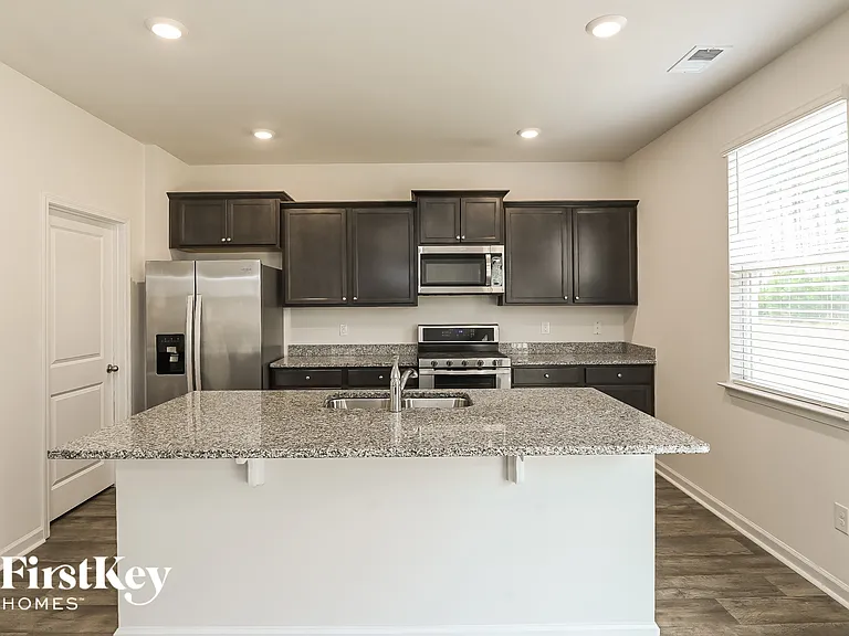 196 Greenwich Dr — Photo 6