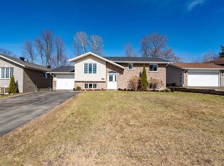 64 Spruce St, Petawawa, ON K8H 3N6