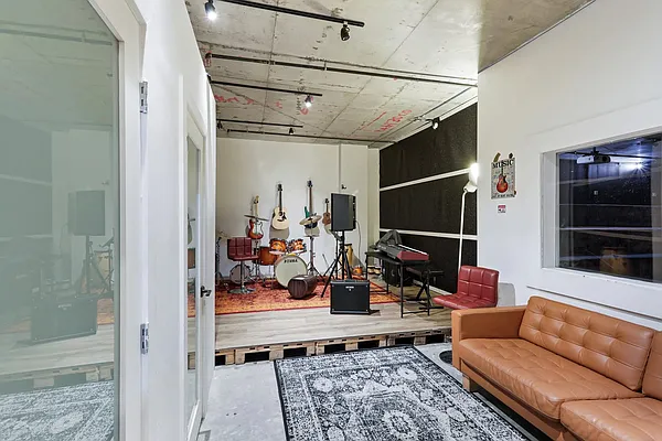 Rented by Pear NYC LLC | media 47