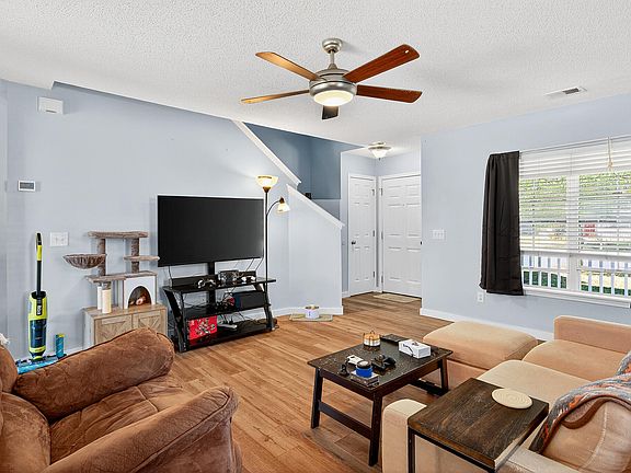 4th image of 539 Holiday Dr