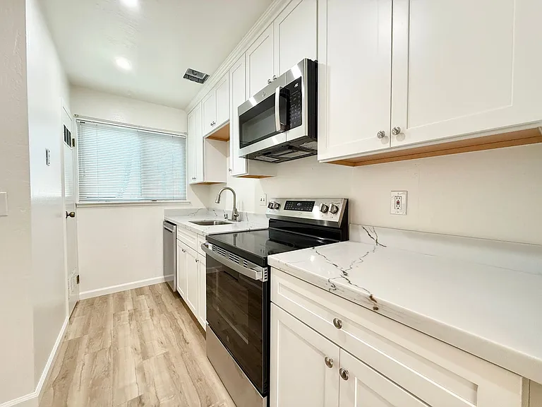 1254 Terra Nova Blvd — Photo 7