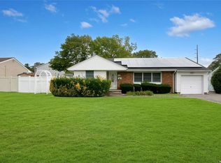 4 Magnolia Ln, Syosset, NY 11791