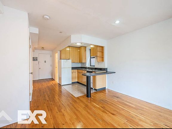 2nd image of 530 W 47th St APT 4D