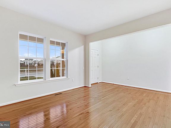 5th image of 61 Royal Crescent Way