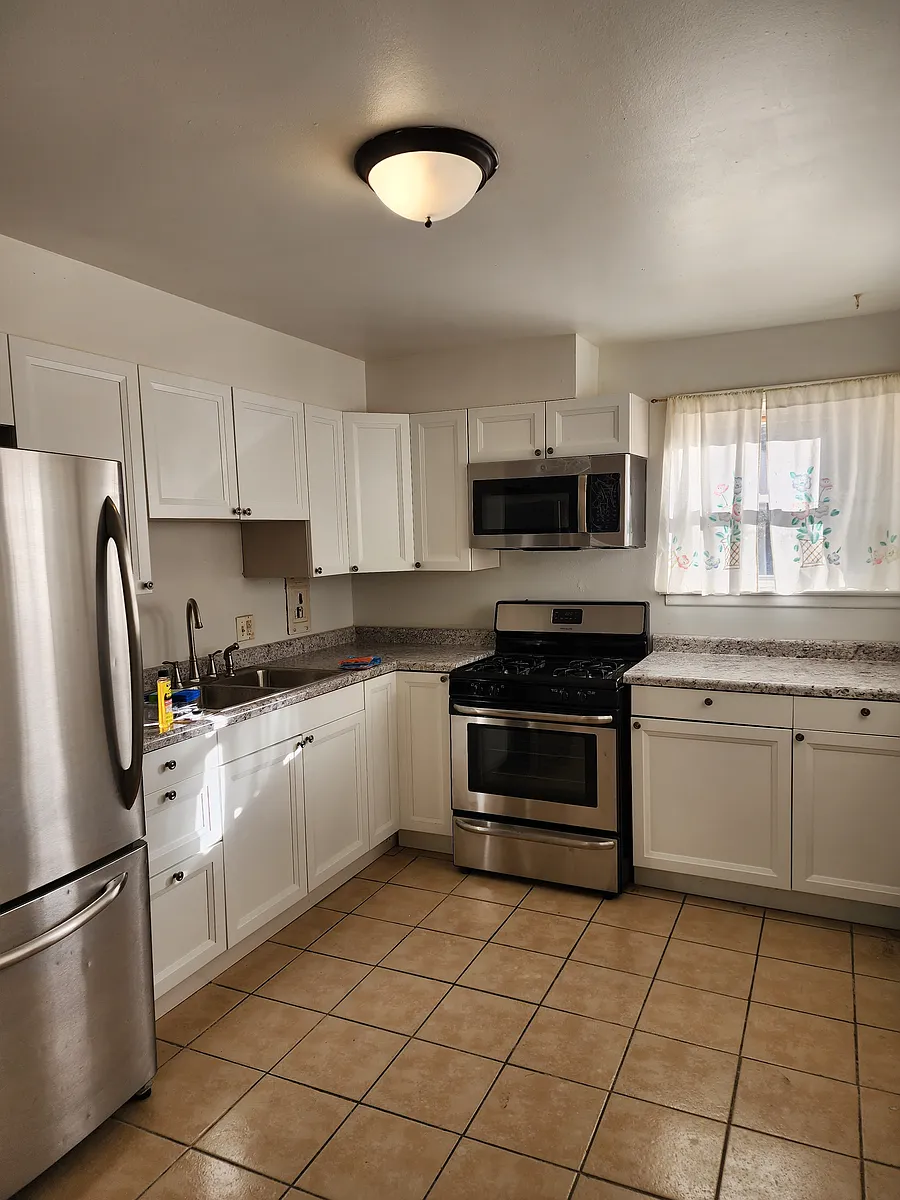 Building Photo - 320 W Lincoln Ct #6