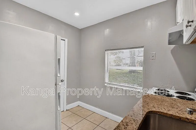 Studio, 1.0 bath, 450 sqft, $1,300 — Photo 2
