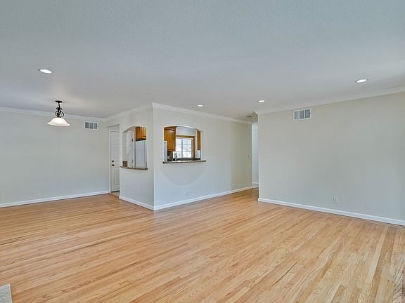 5th image of 3484 Londonderry Dr