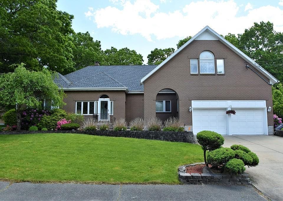 1st image of 10 Tiffany Dr