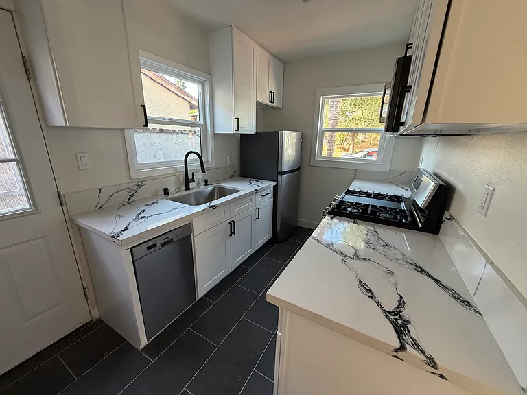 2922 Glenhurst Ave — Photo 5
