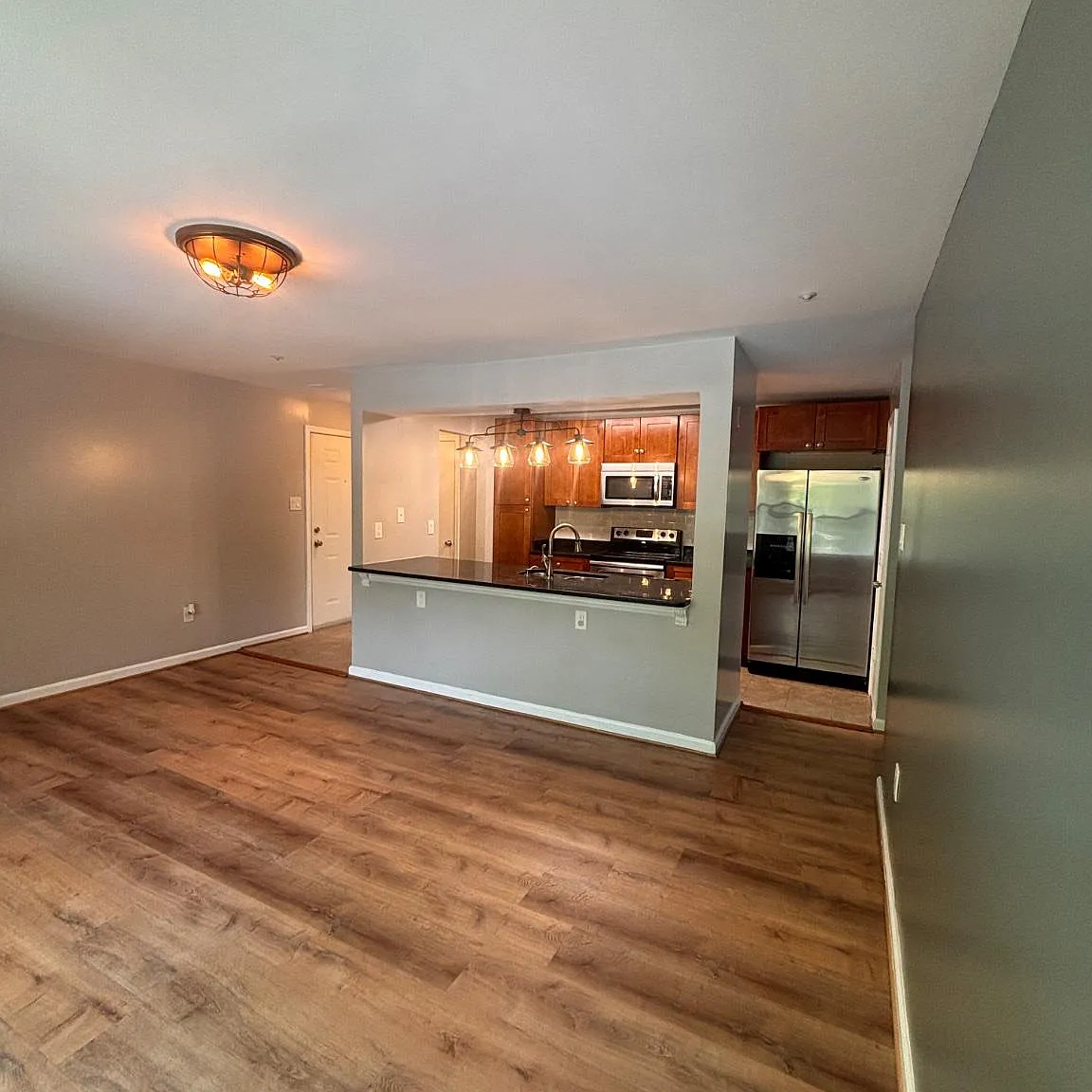 3 bed, 2.0 bath, 1000 sqft, $2,250 — Photo 3