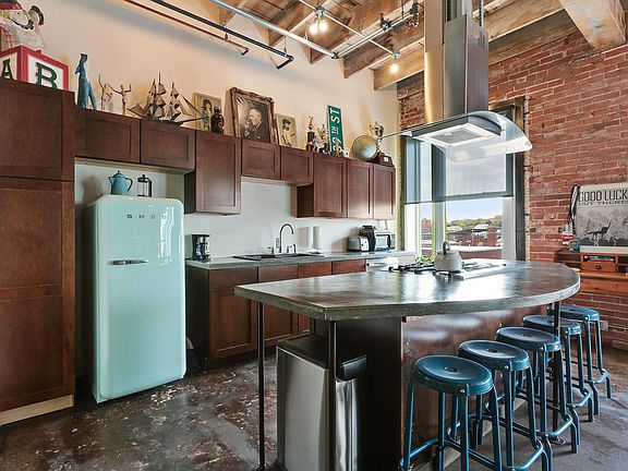 5th image of 1803 Wyandotte St APT 301
