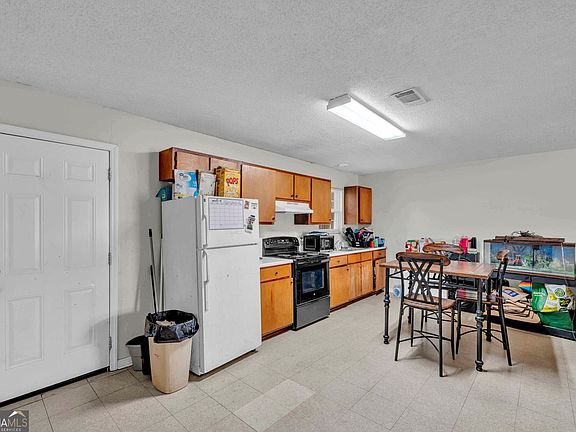 4th image of 142 Ruby St