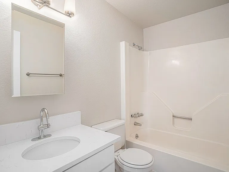 Fully Updated 2BD Condo — Photo 9