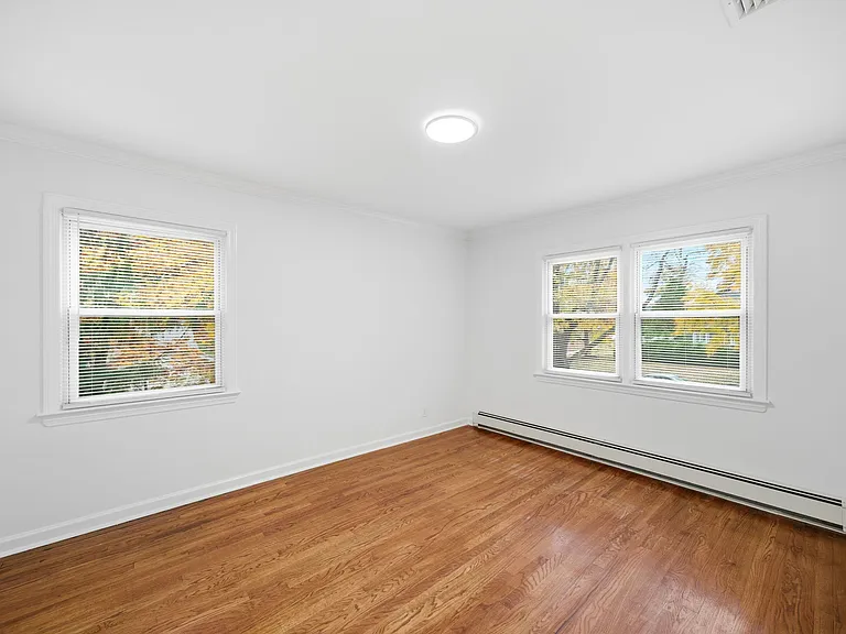 10 Lloyd Ave — Photo 25