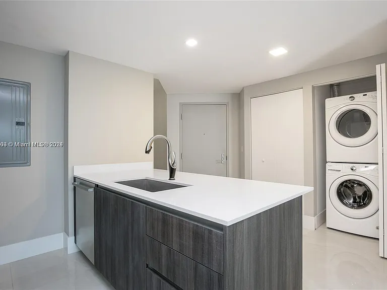 488 NE 18th St #311 — Photo 13