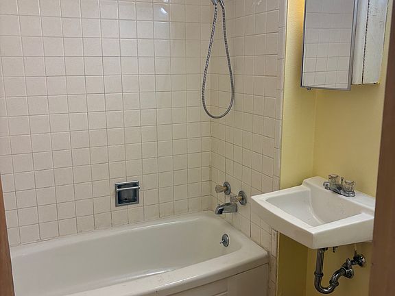 3rd image of 811 E Prospect Rd #5
