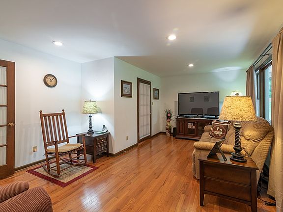 2nd image of 762 Meadow Dr