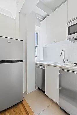 5th image of 227 E 57th St APT 20B
