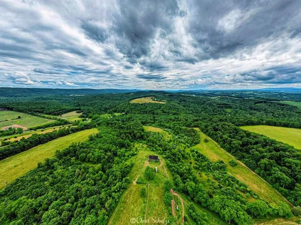 1079 E Mattie Rd, Breezewood, PA 15533