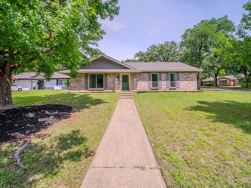 1st image of 807 Eastcliff Dr