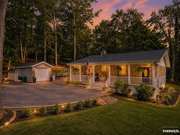 90 Highland St, Park Ridge, NJ 07656