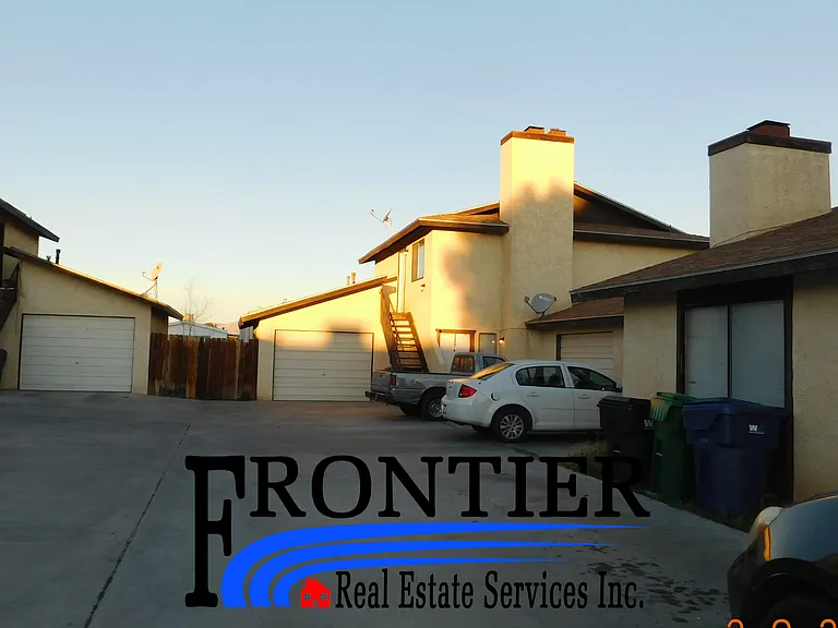 413 S Sunset St — Photo 2