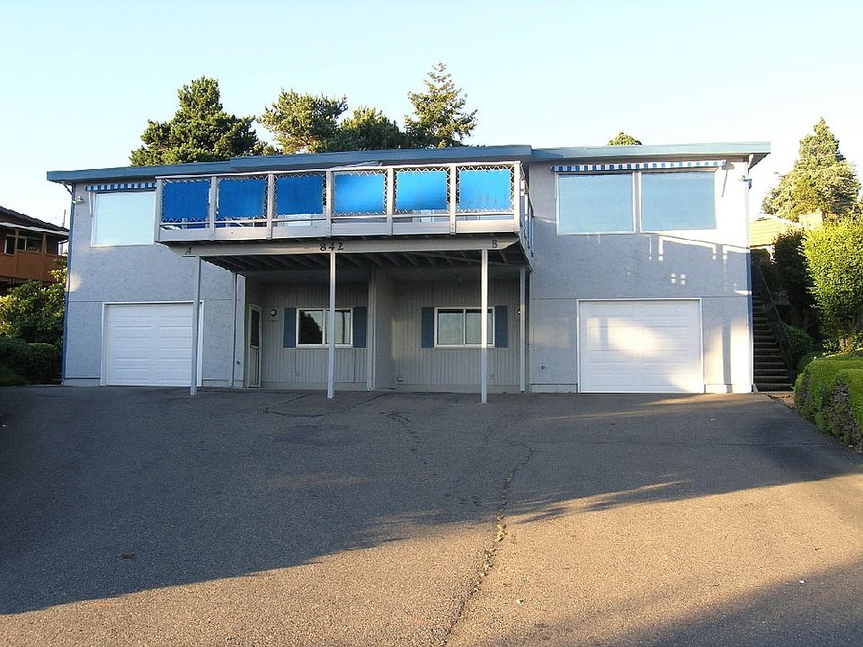 Townhouse with spacious view deck and garage parking