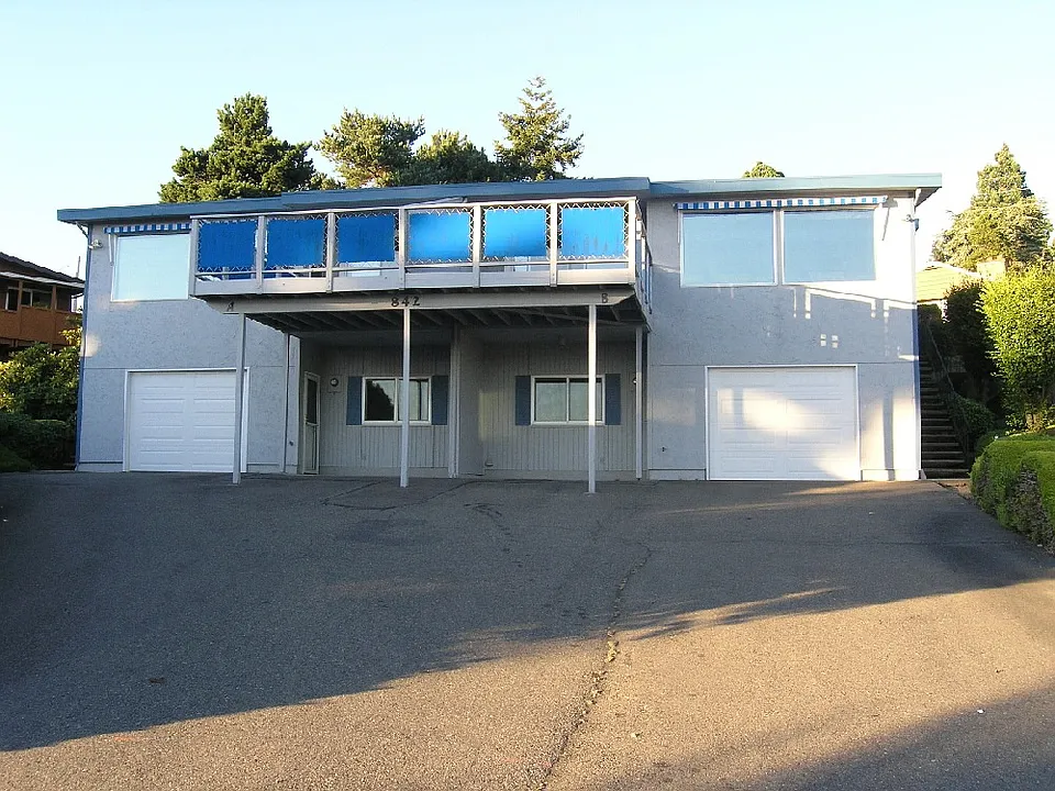 Townhouse with spacious view deck and garage parking