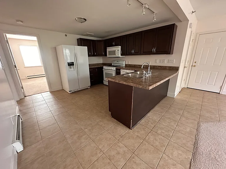 39 Village Cir #10 — Photo 5
