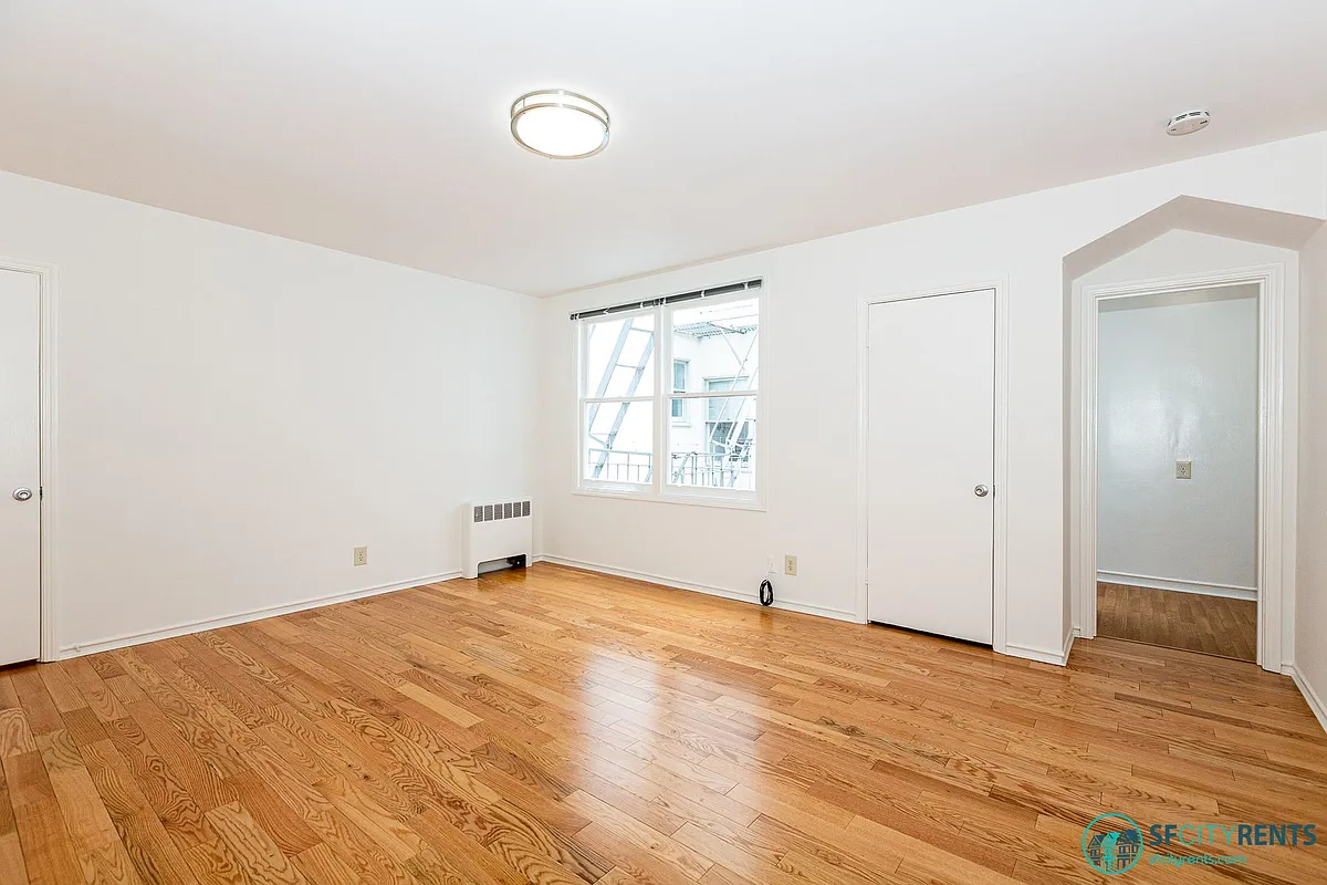 Building Photo - 1685 Chestnut St #204