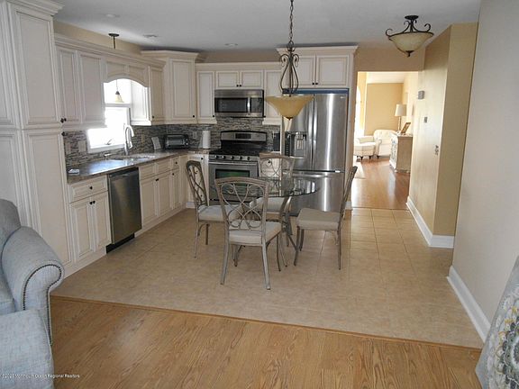 3rd image of 2334 N Chanticleer Ct