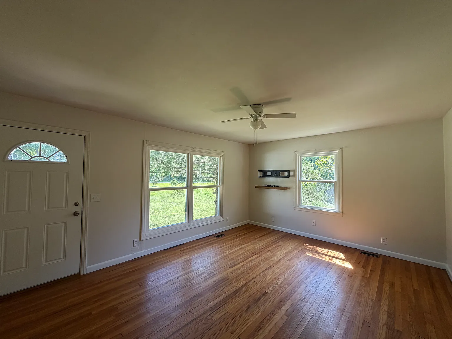 3 bed, 1200 sqft, $1,500 — Photo 2