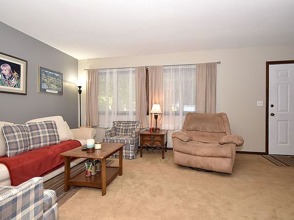 4th image of 49 Circle Dr E