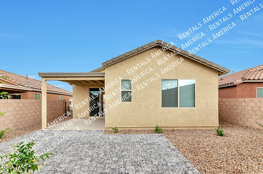 Delightful newer home with neutral color palette — Photo 4