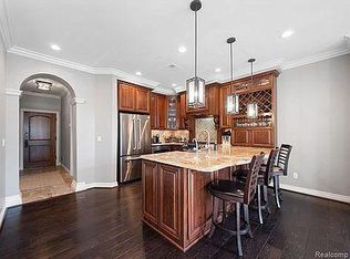 202 Walnut Blvd, Rochester, MI 48307