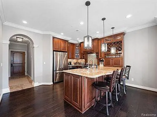 202 Walnut Blvd, Rochester, MI 48307