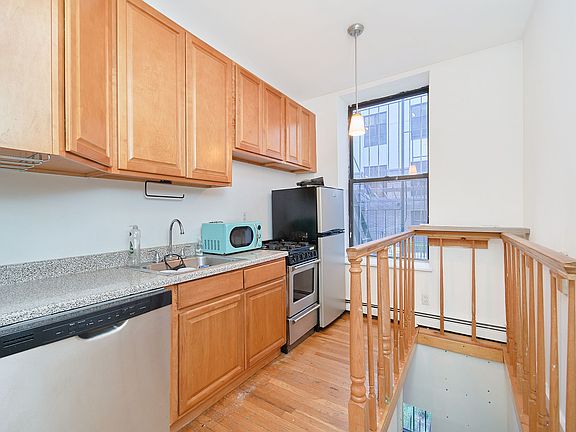 3rd image of 132 W 109th St APT 1C