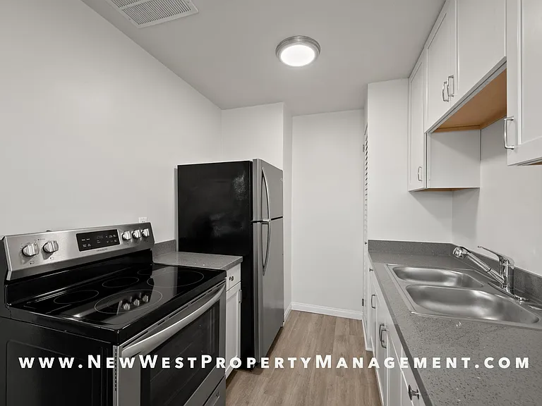 559 22nd St #1/2 — Photo 12